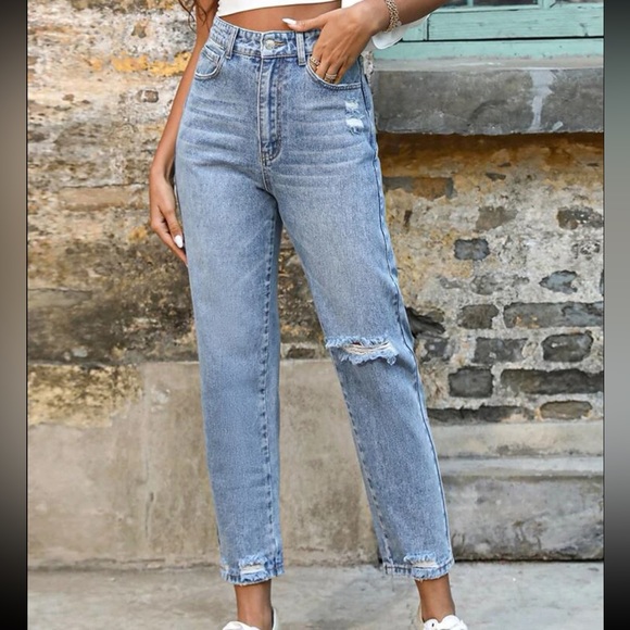 Ripped Frayed Hem Mom Jeans light wash color - Picture 3 of 10